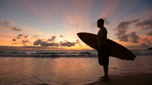 Sunset Lines: Why Evening Surf Sessions Feel Different